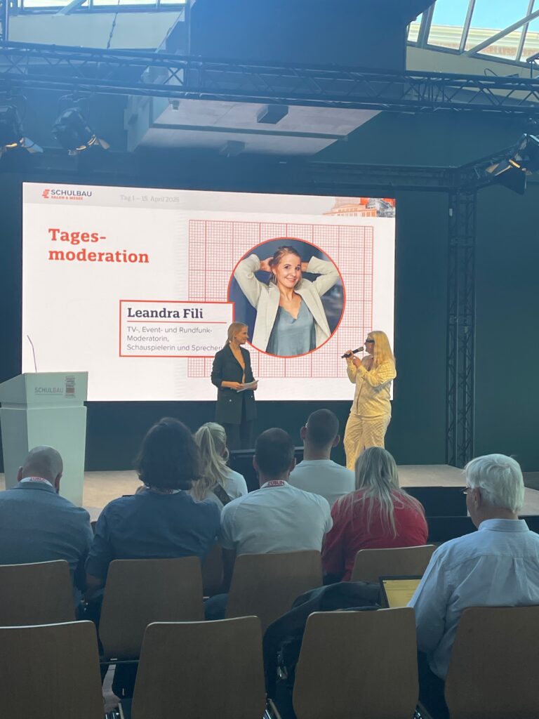 Messemoderatorin Leandra Fili fuehrt durch die Schulbau-Messe in Leipzig