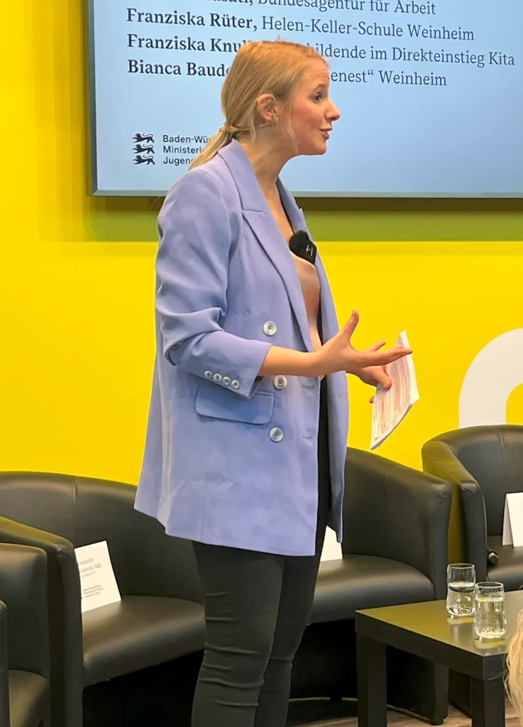 Moderatorin Leandra Fili fuehrt durch die didacta Bildungsmesse mit dem Ministerium fuer Kultus, Jugend und Sport