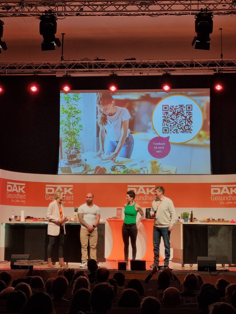 DAK Gesundheit Kochduell Healthcaremoderatorin Öeandra Fili mit Influencer IQs Kitchen