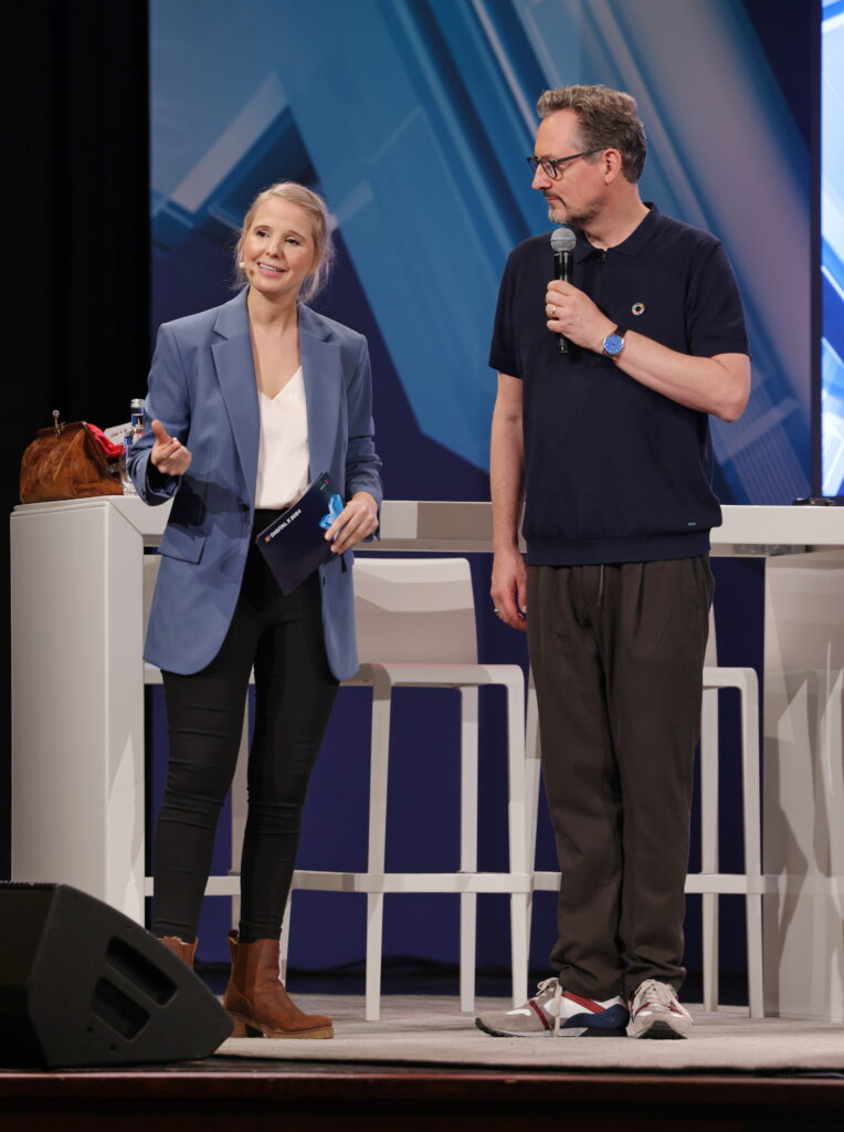 Moderatorin Leandra Fili moderiert die Sustainability Stage der DIGITAL X zusammen mit Eckart von Hirschhausen
