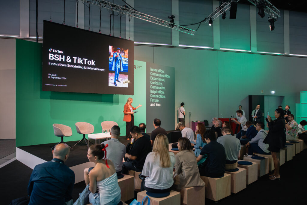 Messemoderatorin Leandra Fili moderiert auf der IFA in Berlin