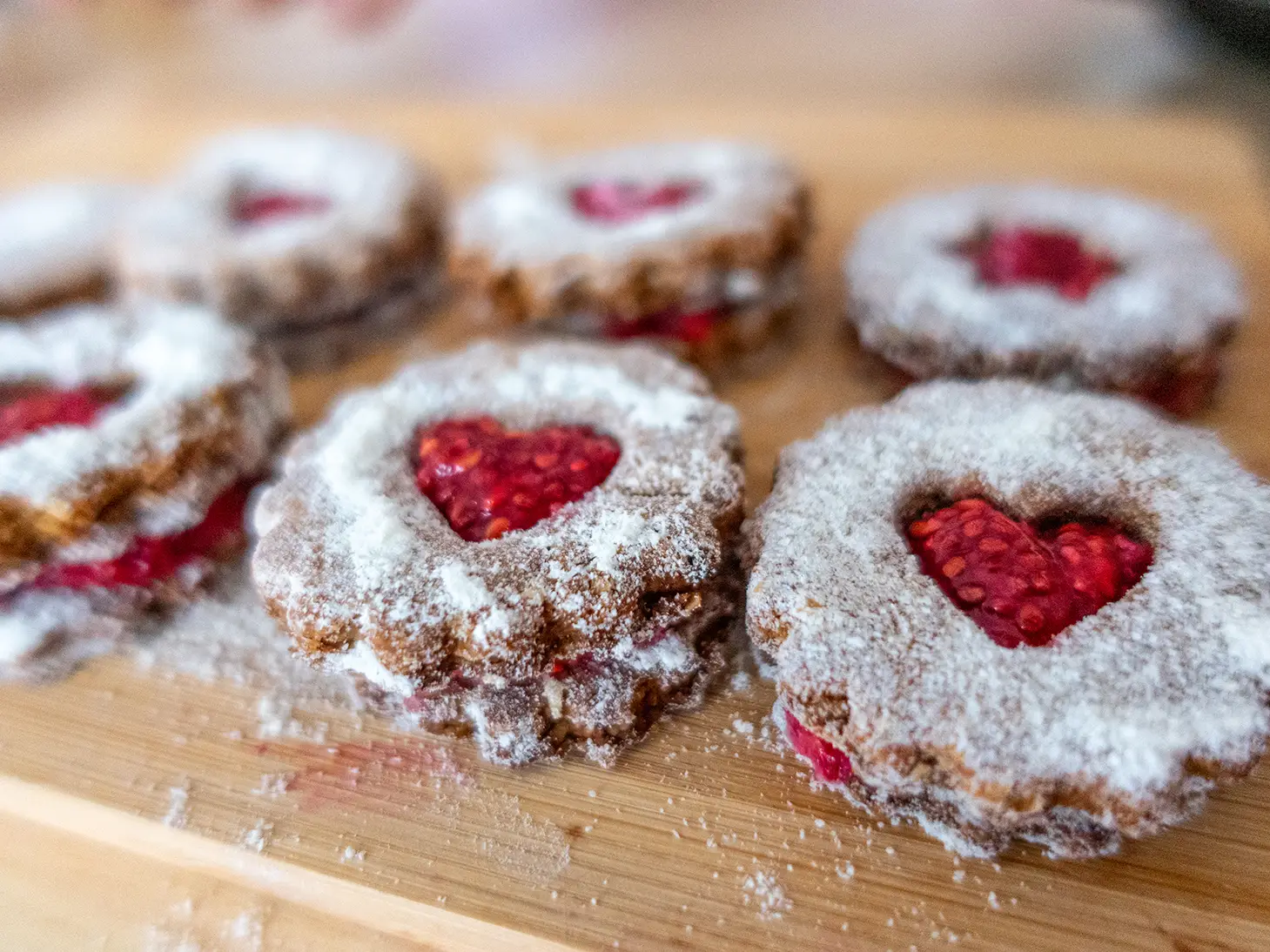 Zuckerfreie Spitzbuben mit Himbeere, nur mit Datteln gesüßt