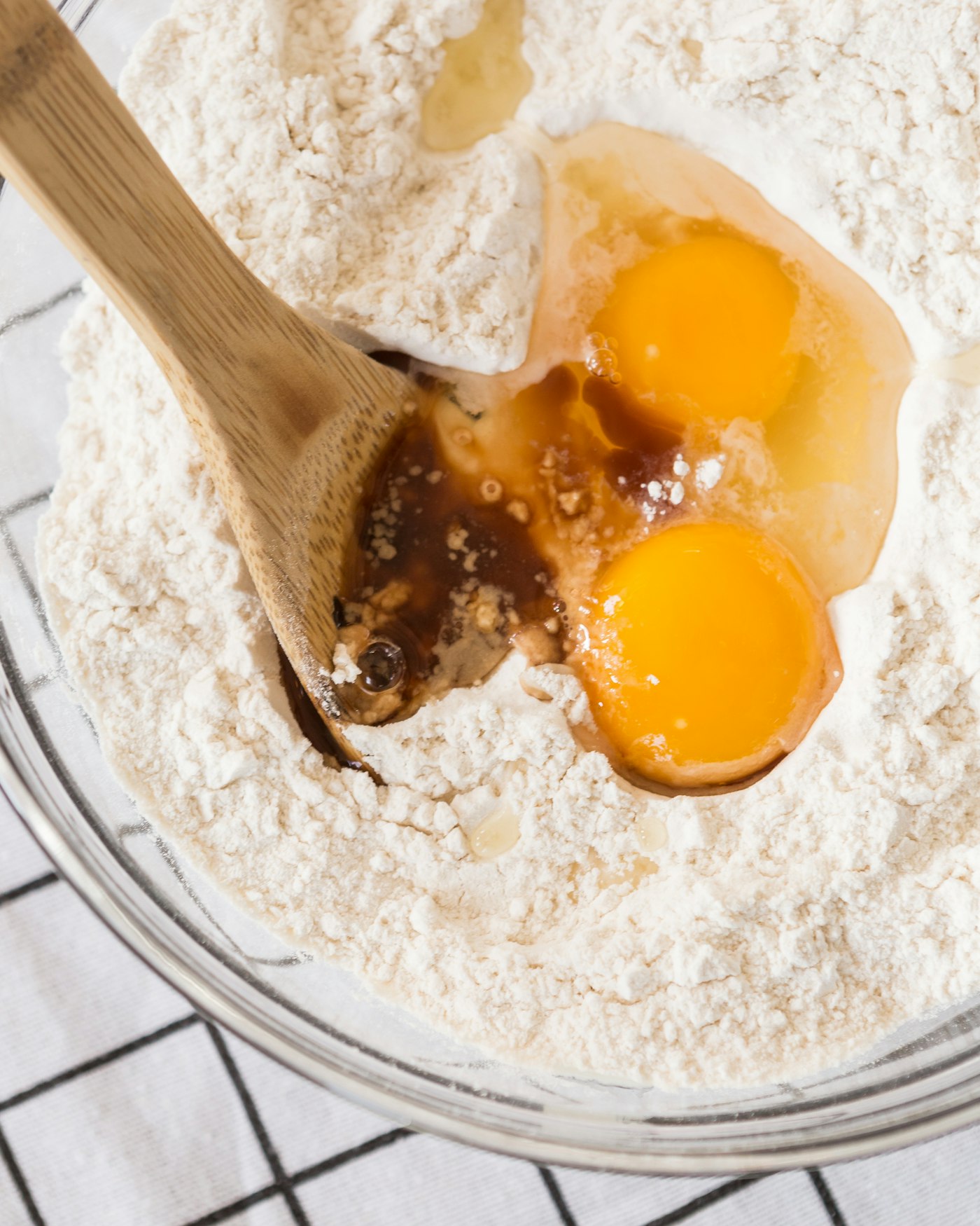 Mehl und Eier auf der Arbeitsfläche – Grundzutaten fürs Backen ohne Industriezucker