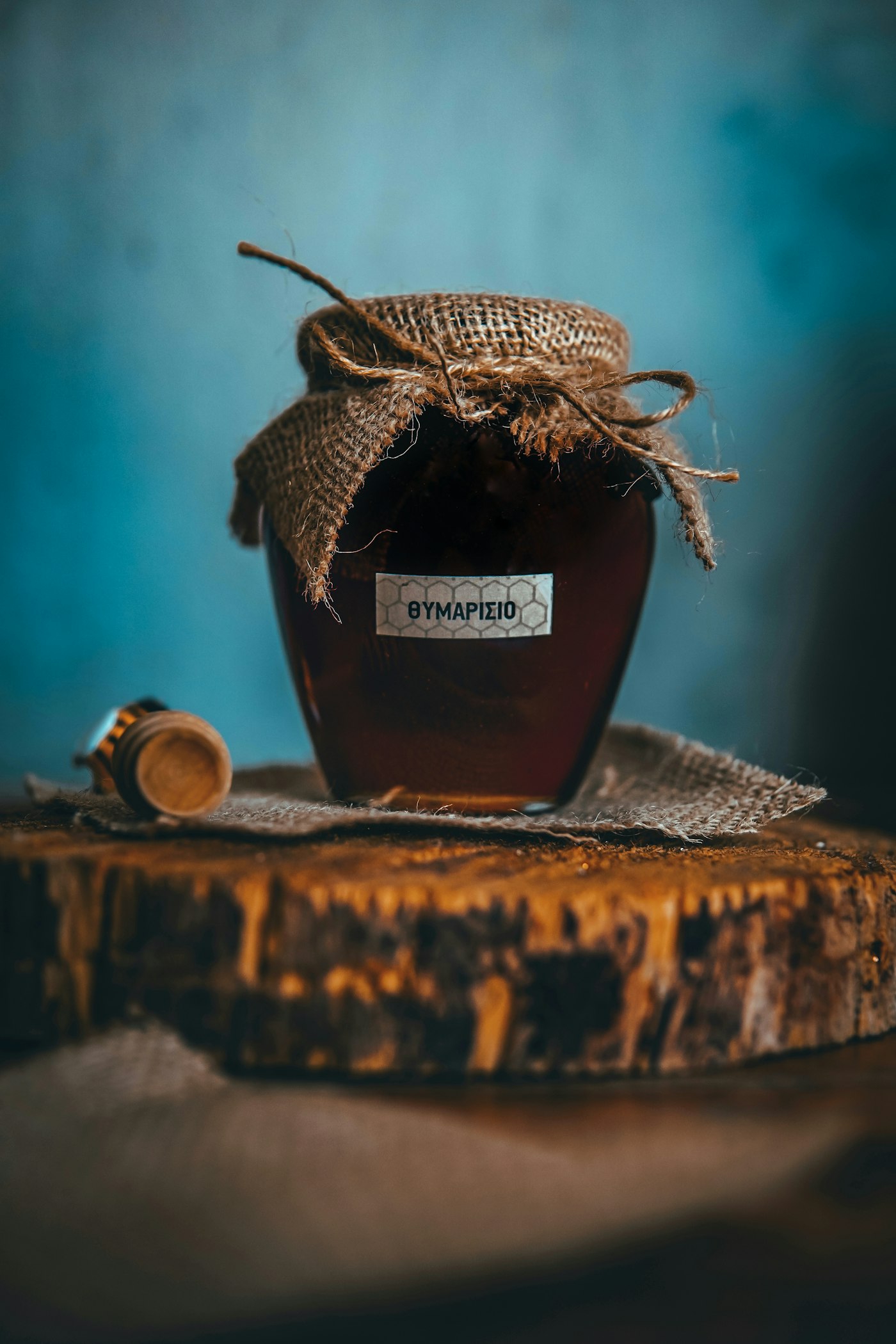 Glas mit dunklem Sirup auf einem Holztisch
