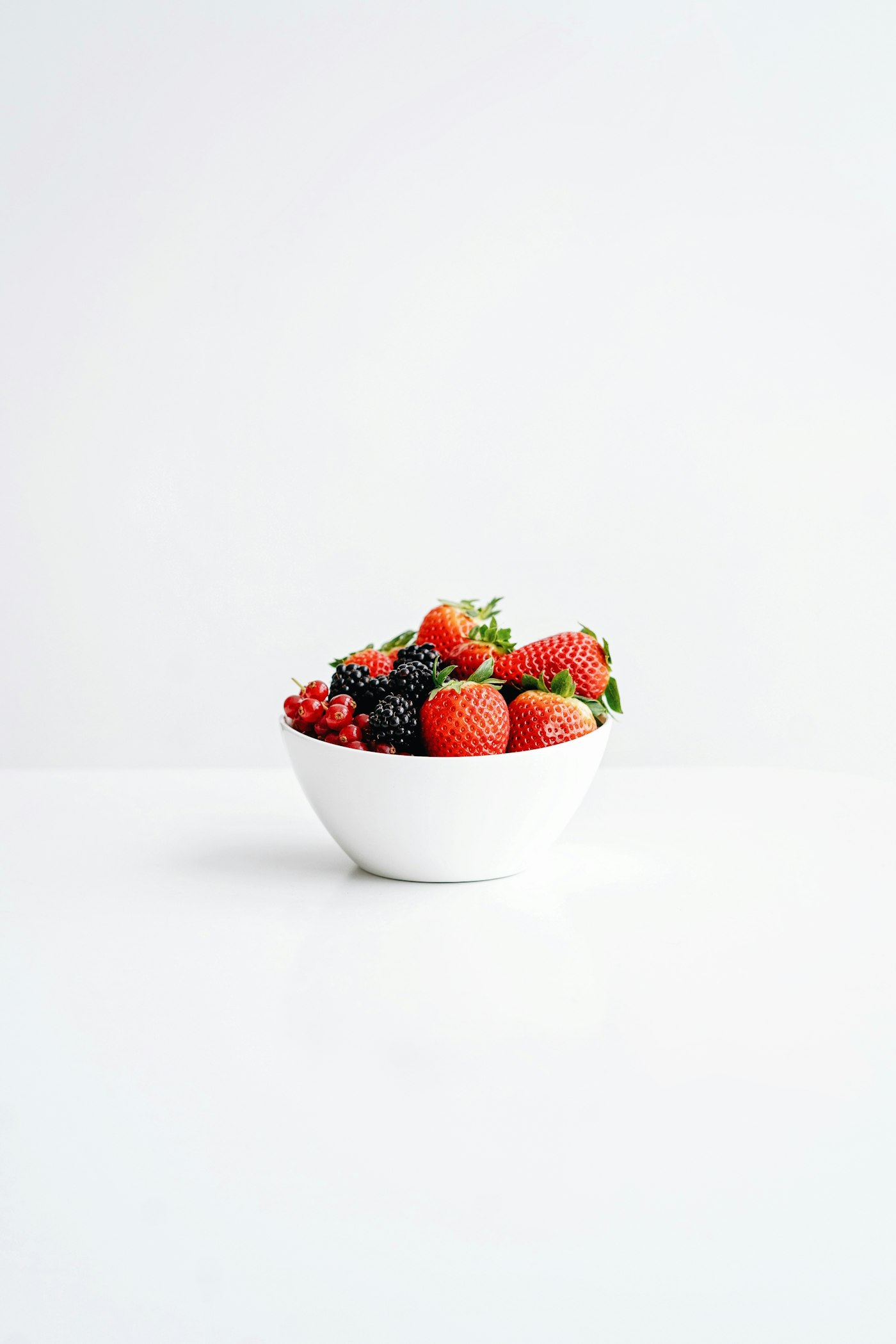 Erdbeeren in einer weißen Keramikschale