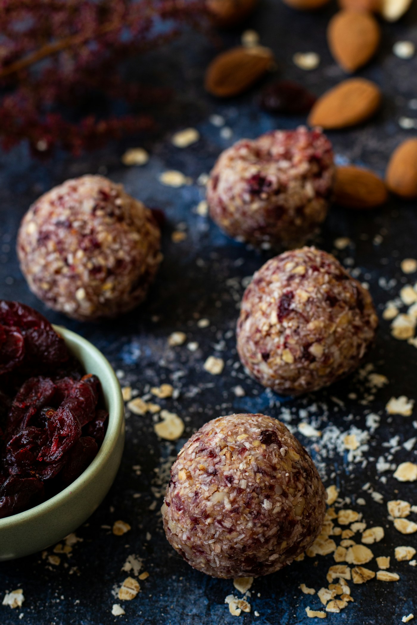 Schüssel mit Obst und Nüssen neben einer Schüssel Müsli