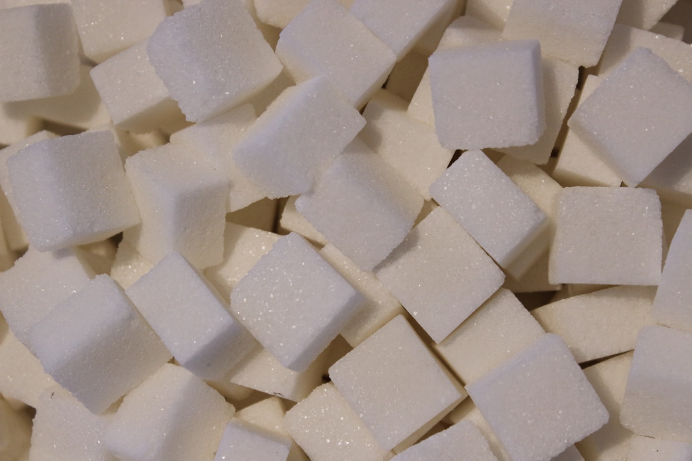 Weiße Zuckerwürfel auf einem Tisch