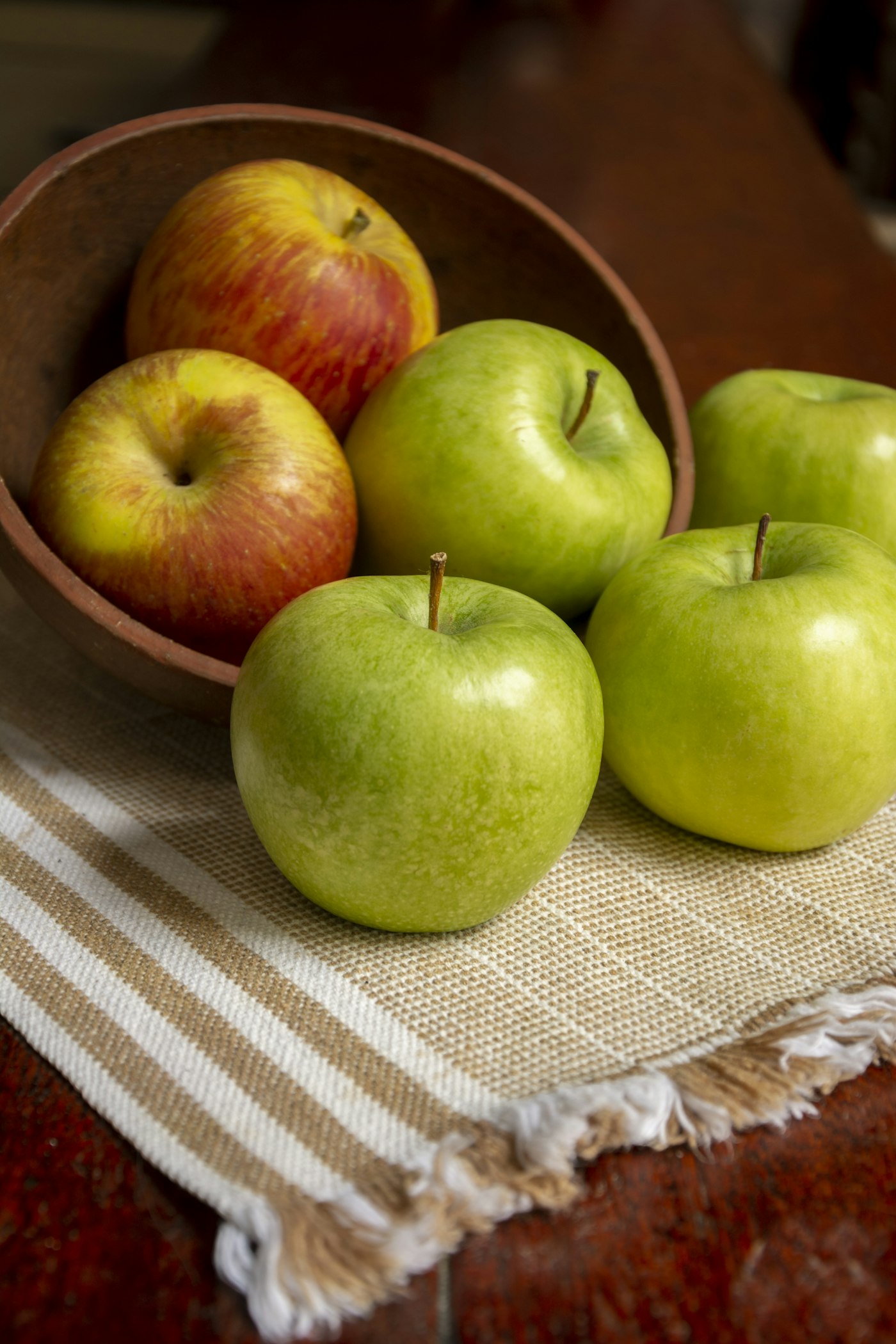 Rote und gruene Aepfel in einer Tonschale – Fruchtzucker so, wie die Natur ihn vorgesehen hat