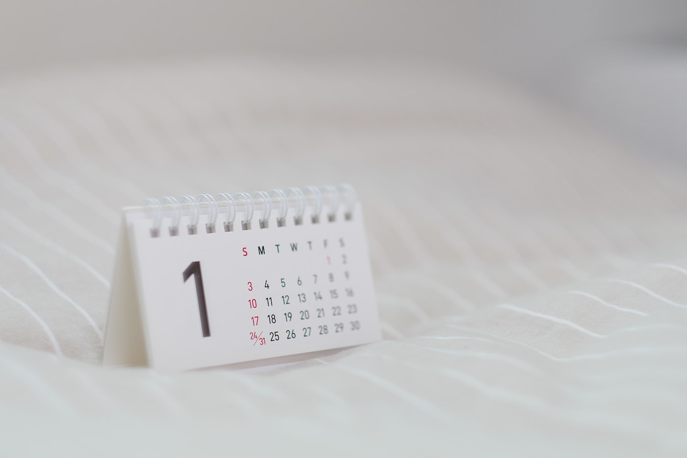 Heller Kalender auf hellem Stoff