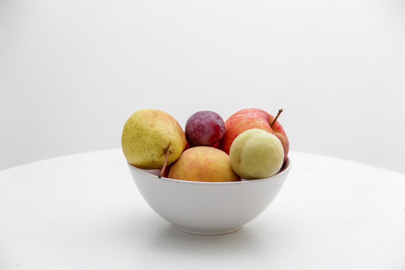 Schale mit frischen Früchten