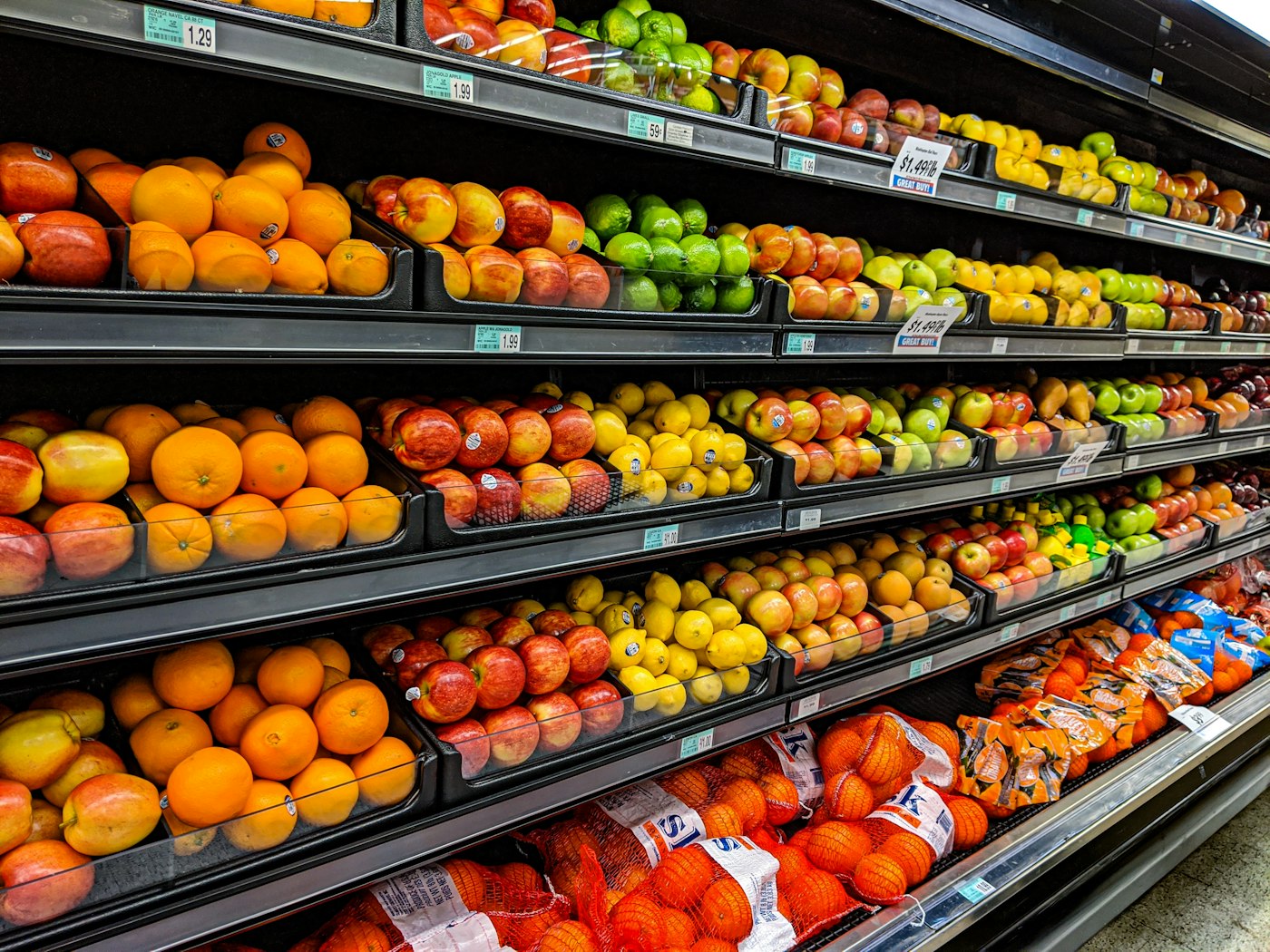 Regale mit frischem Obst im Supermarkt