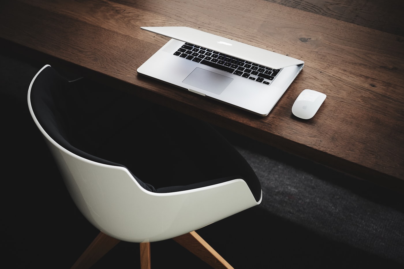 Aufgeraeumter Schreibtisch mit Laptop – konzentriert durch den Arbeitstag ohne Zuckertief
