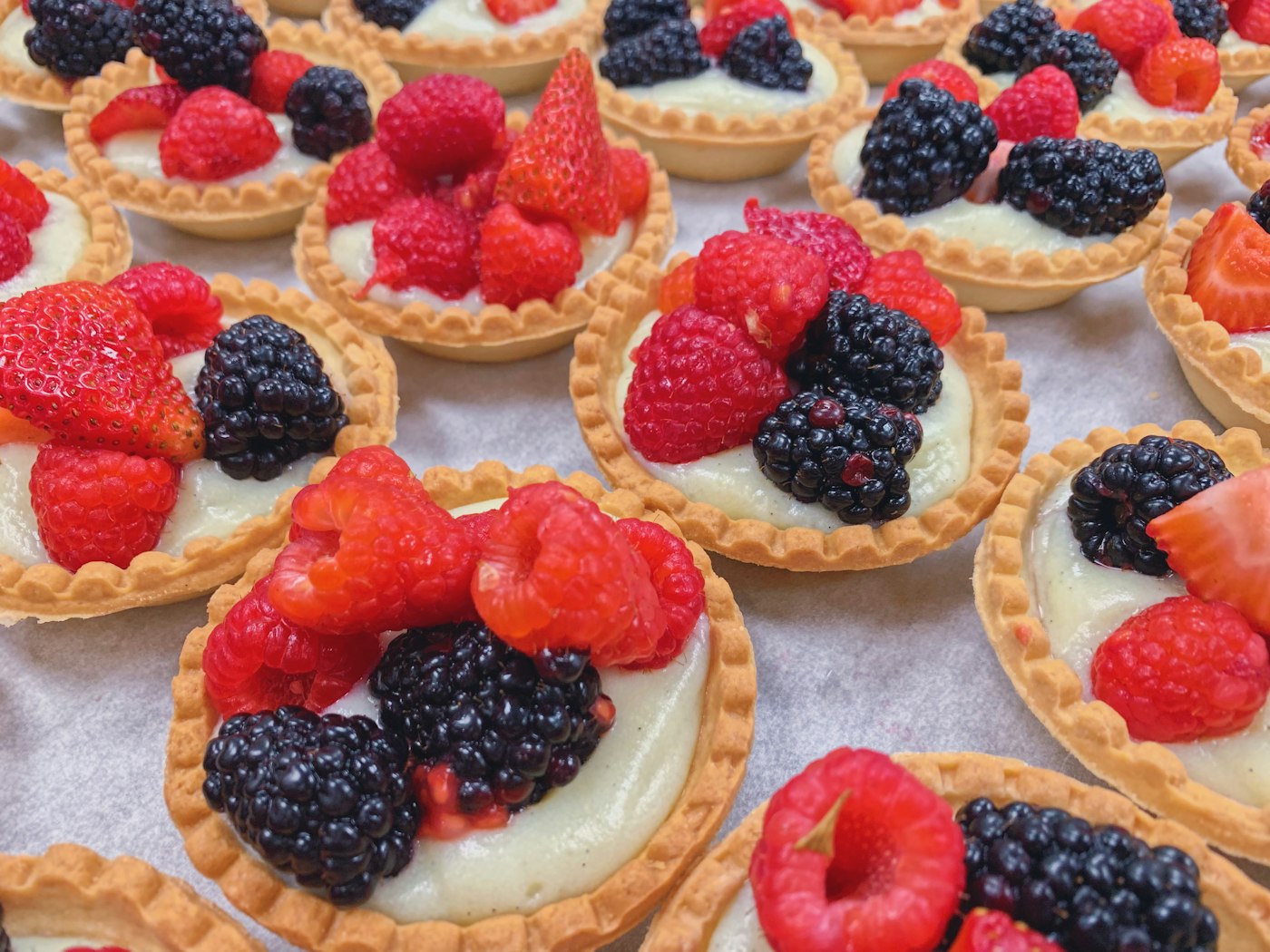 Kuchen mit frischen Beeren – zuckerfrei gebacken, gesuesst mit puerierten Datteln