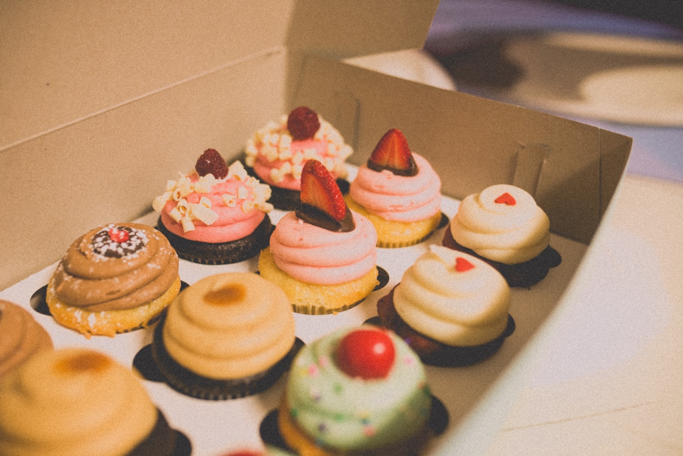 Kleine Cupcakes auf hellem Untergrund