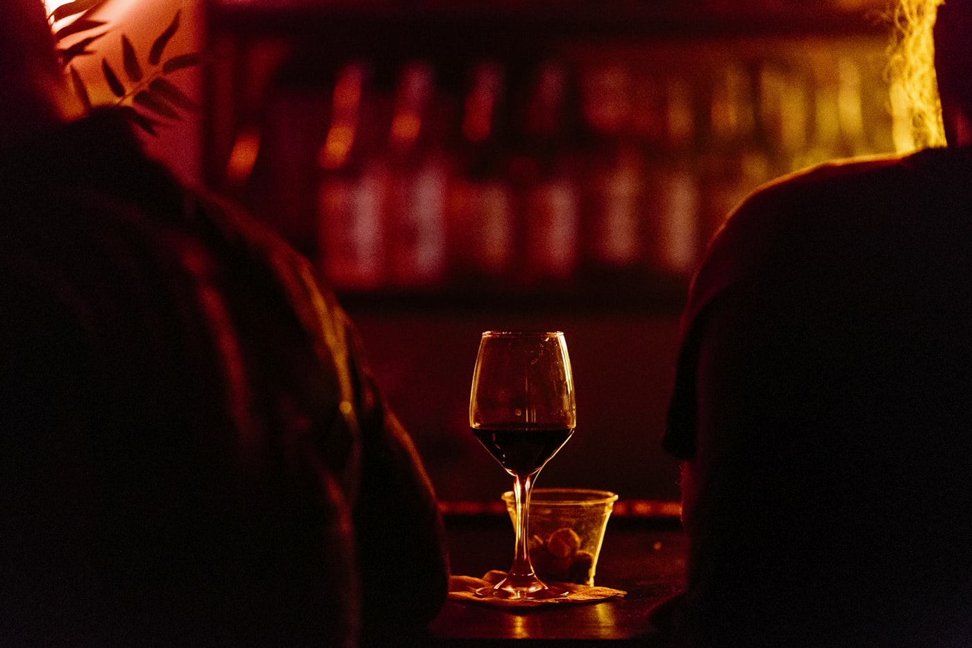 Leeres Weinglas auf einem Tisch