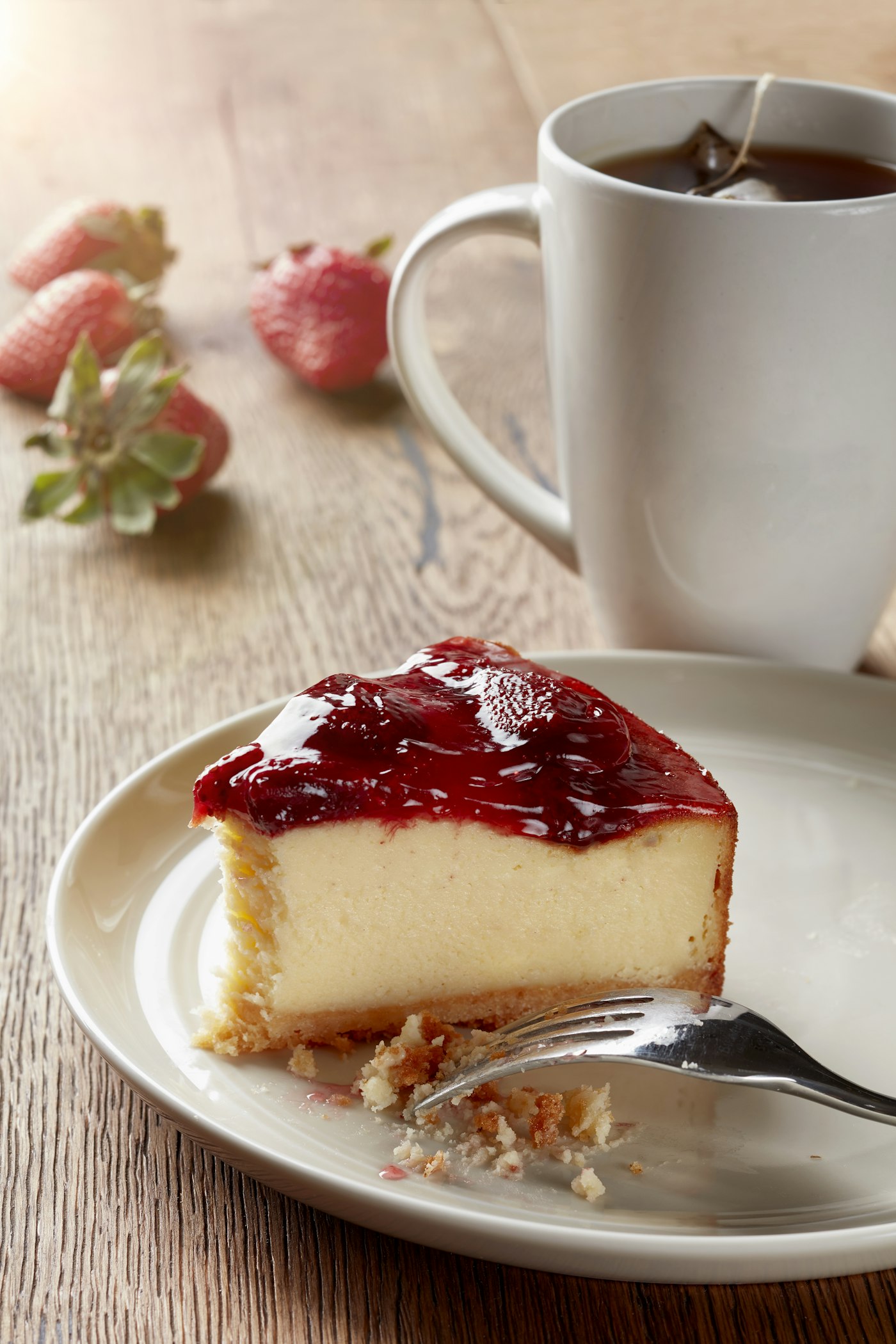 Ein Stück Käsekuchen auf einem hellen Teller