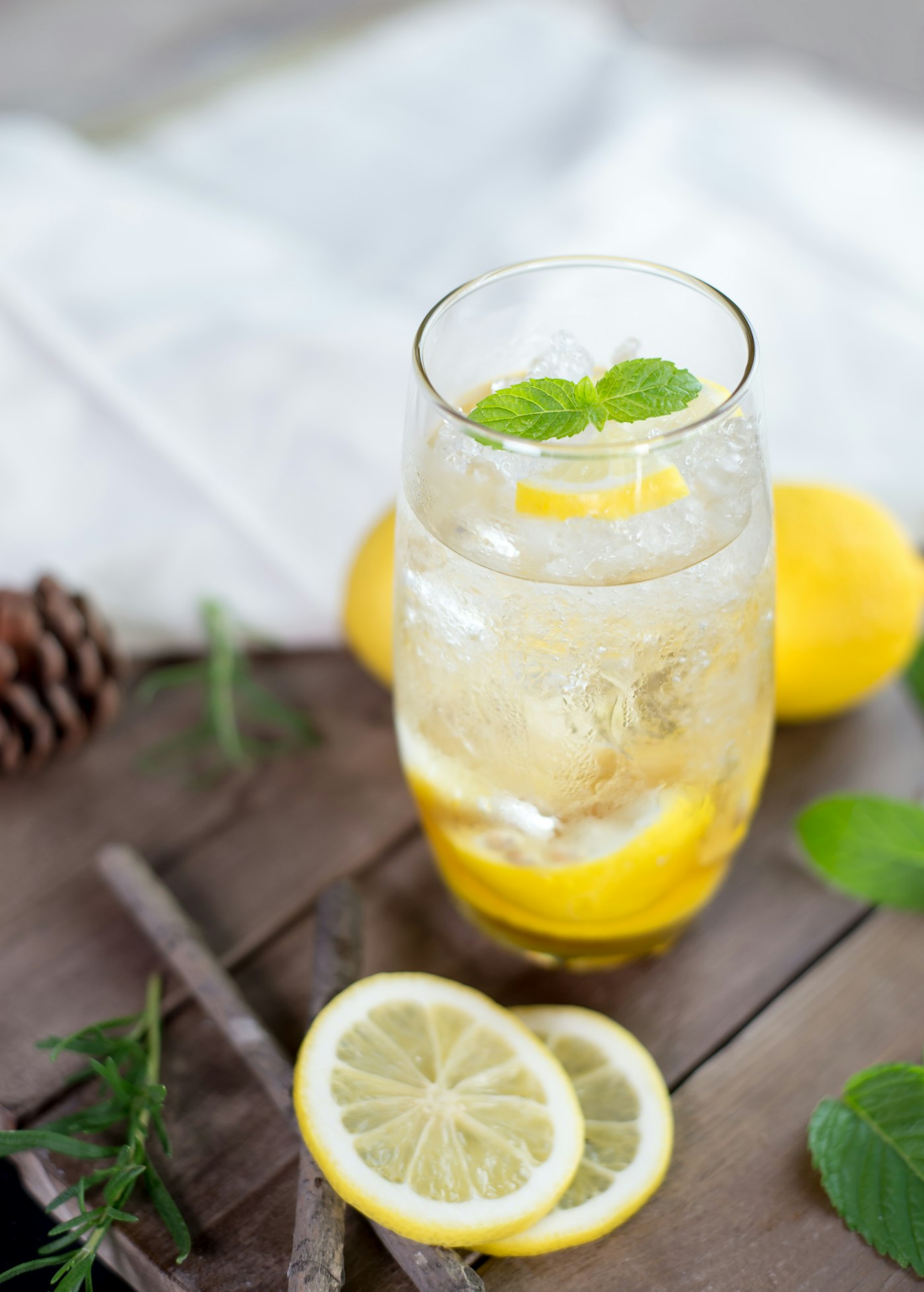 Glas Wasser mit Zitrone