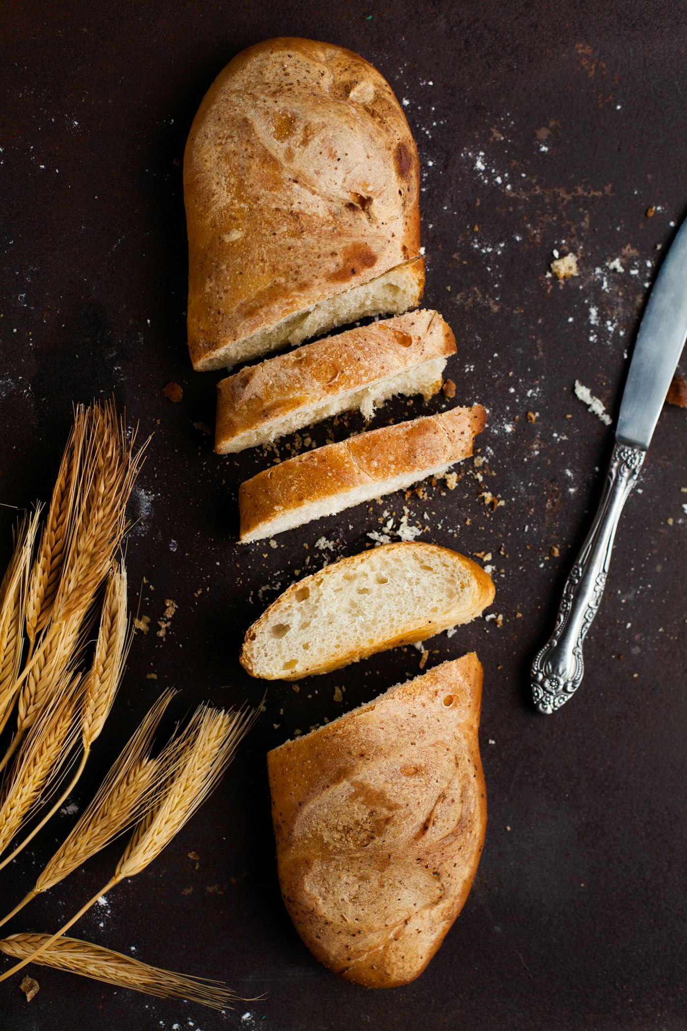 Angeschnittenes Brot mit kräftiger Kruste auf einem Holzbrett