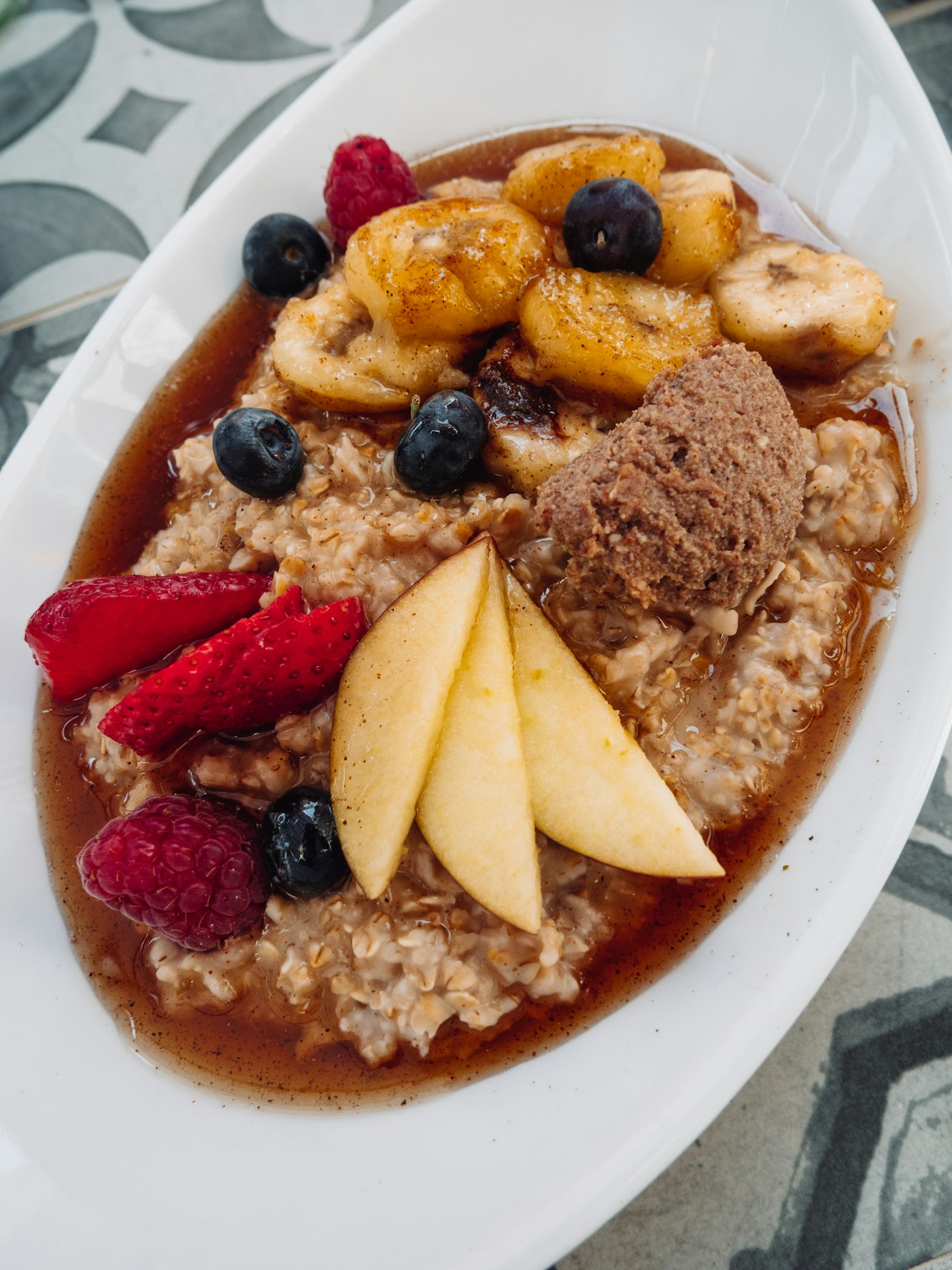 Schüssel Porridge mit Obst und Nüssen