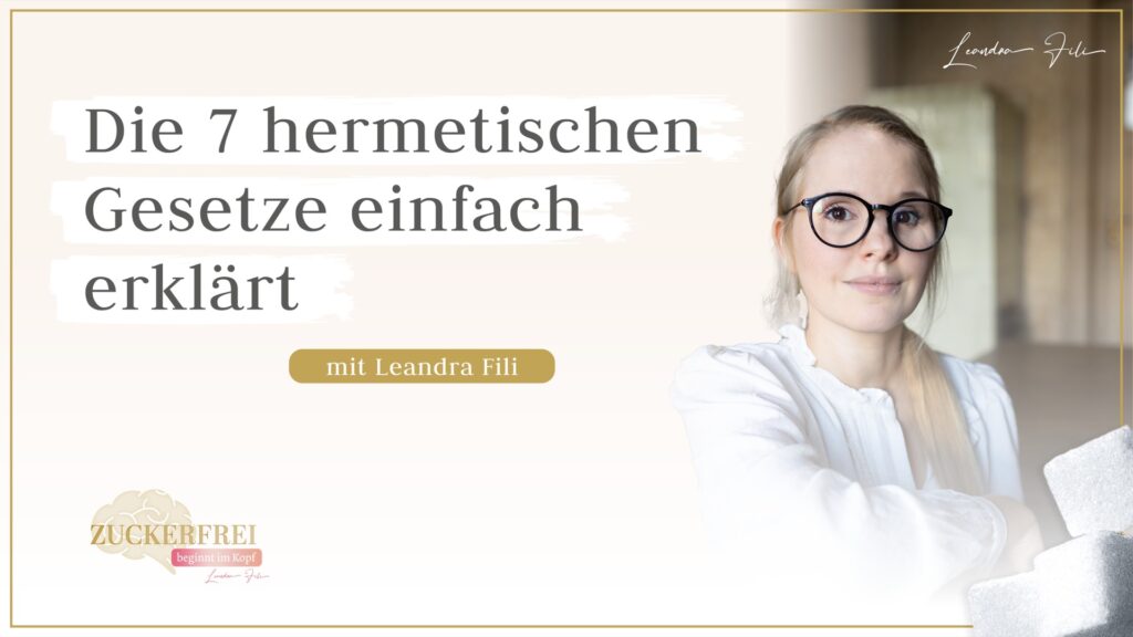 Leandra Fili vor hellem Hintergrund, Podcast-Thumbnail „Die 7 hermetischen Gesetze einfach erklärt“